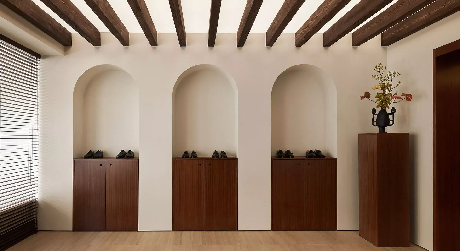 Artisan travaillant sur des bottes d'hiver dans l'atelier Carlo Forte